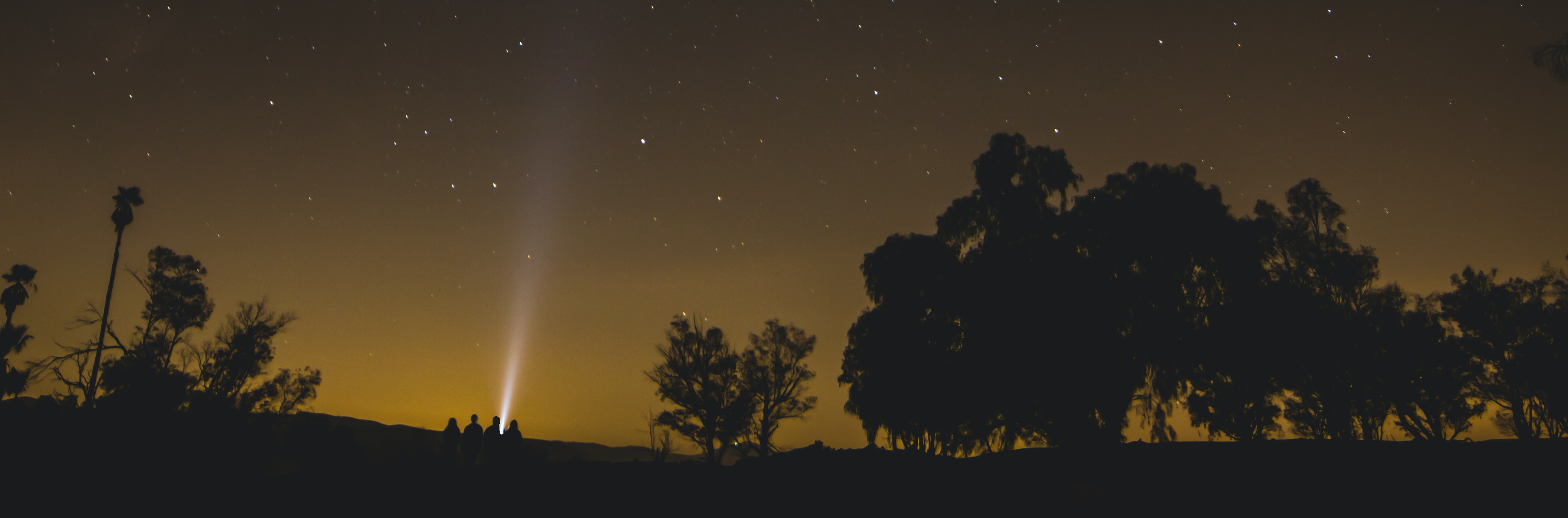 figure 6 : photo d'une silhouette de 5 observateurs sous un ciel étoilé - Josh Felise